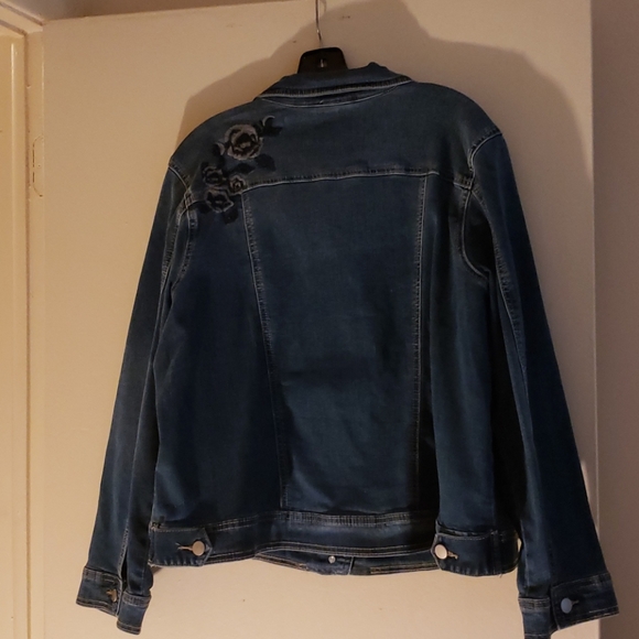 Denim jacket with embroidered flowers - Picture 3 of 3